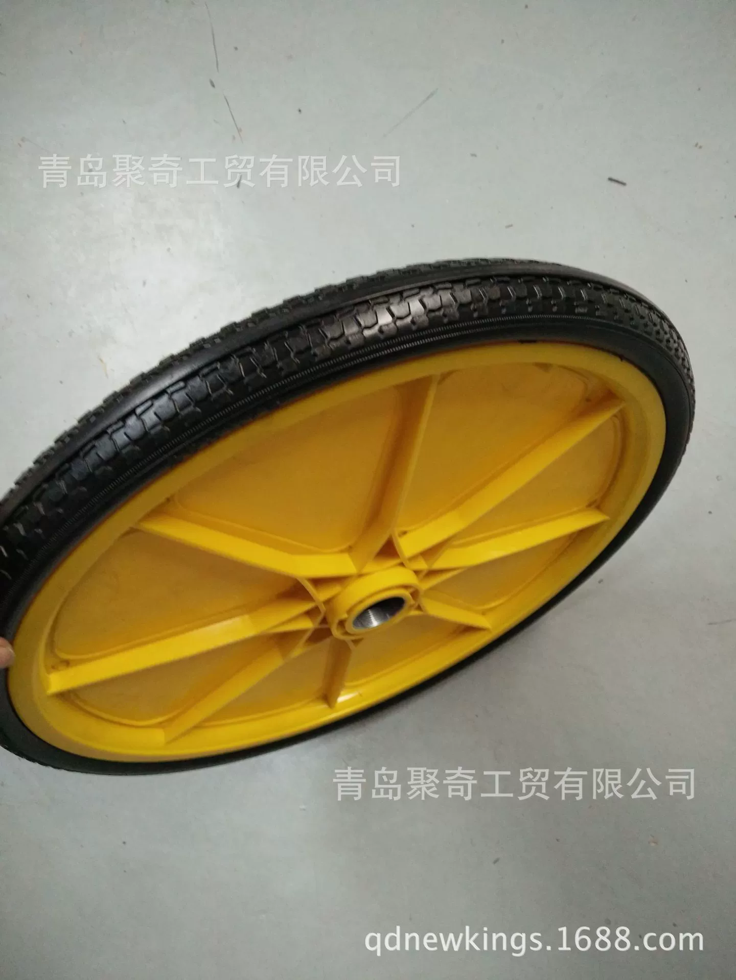 Plastic hub, bike, wheel, restaurant car