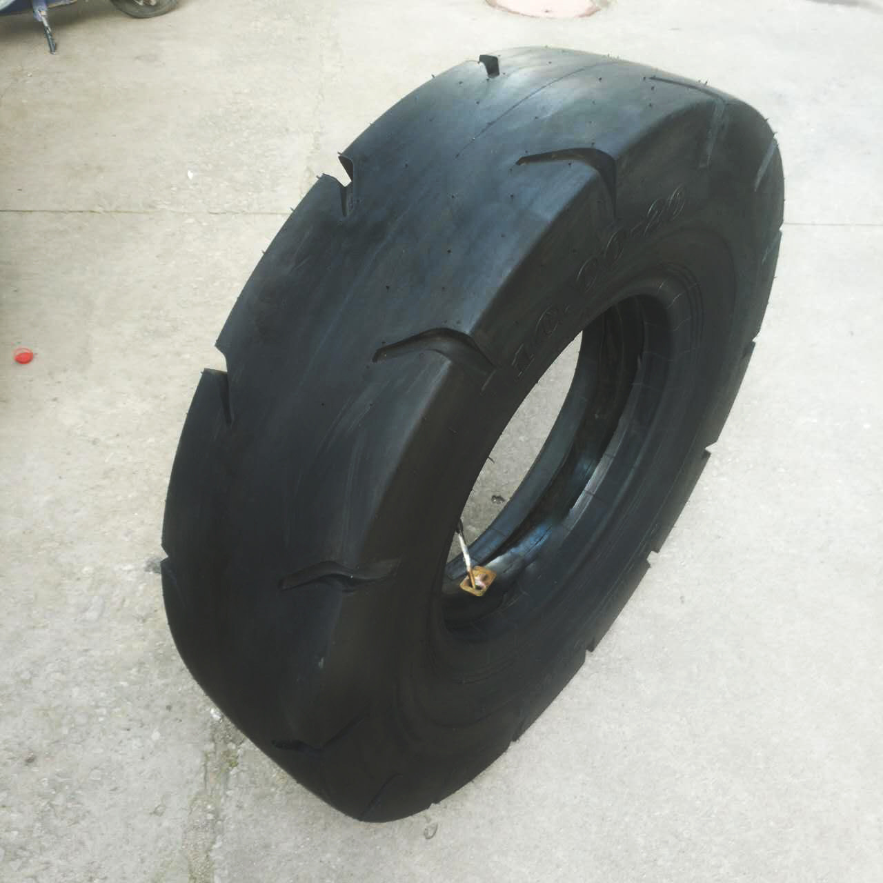 厂家供应 10.00-20 光面压路机轮胎 1000-20 C-1A花纹