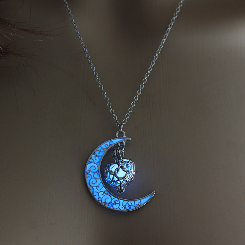 Fashion Hot Sale Moon Represents My Heart Luminous Necklace Heart Pendant Wholesale Nihaojewelry display picture 4