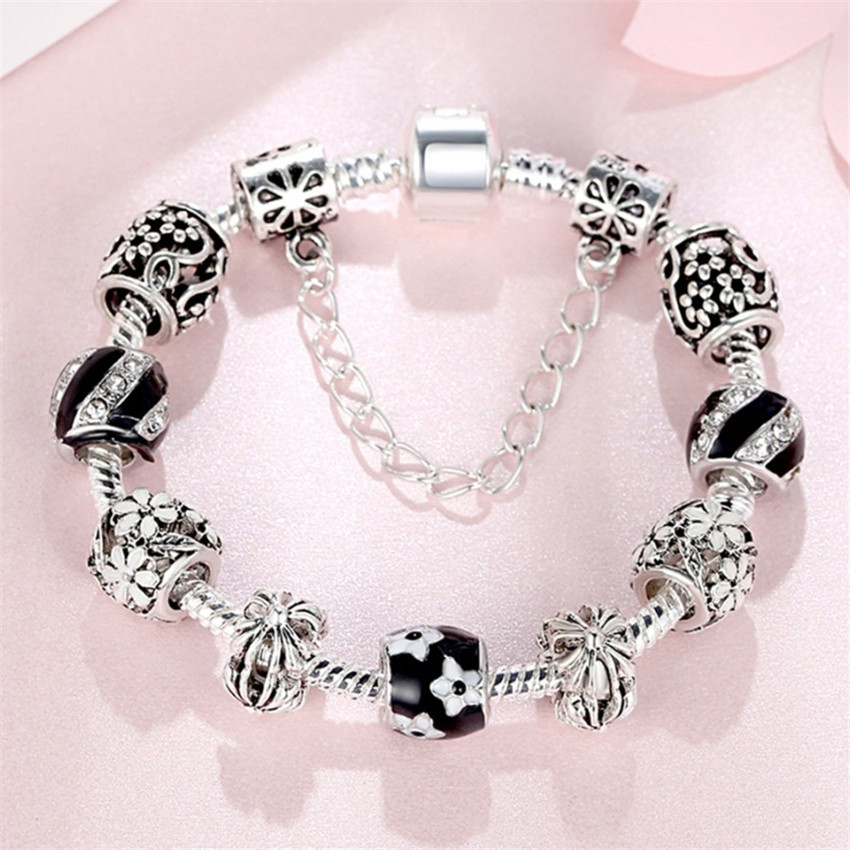 Daisy Flower Charm Detail