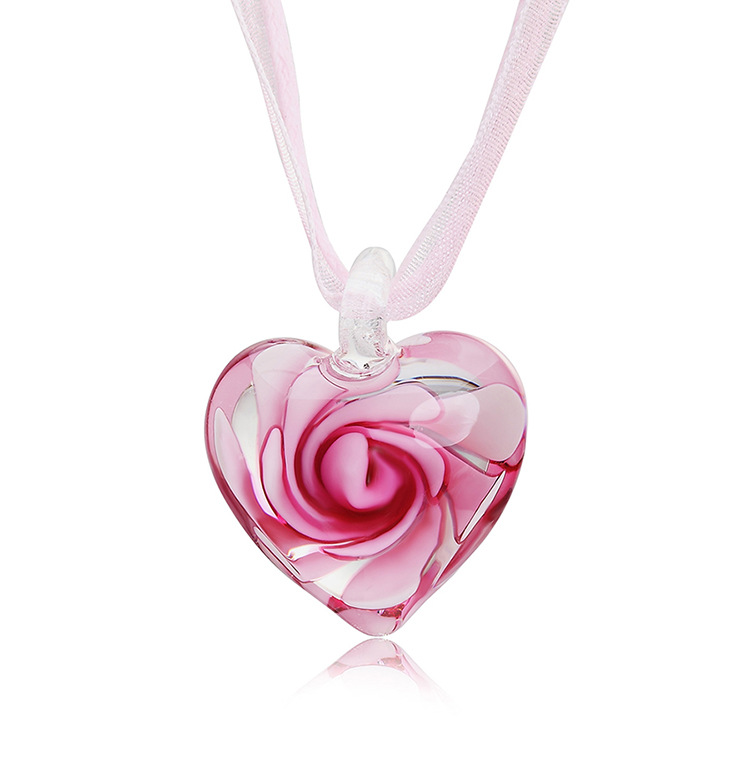 Collana con ciondolo a cuore in vetro e nastro alla moda_voghion.com