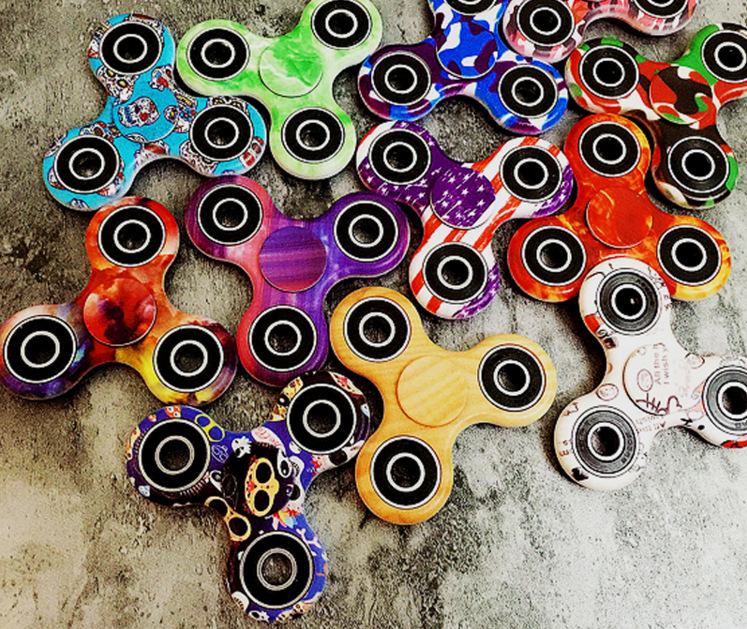 深圳厂家供应指尖陀螺彩印加工设备塑料玩具6090uv平板打印机