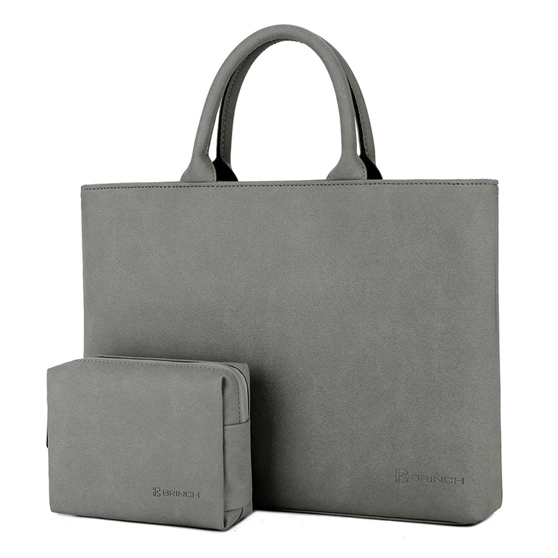 작은 가방과 함께 다크 그레이