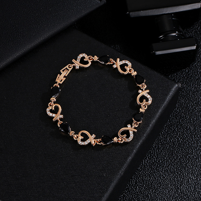 Style Coréen Amour Bracelet Creux-out Élégant Fleur Strass-intégré Lady Bracelet En Forme De Coeur Bracelet De Valentine Jour Cadeau En Gros display picture 11