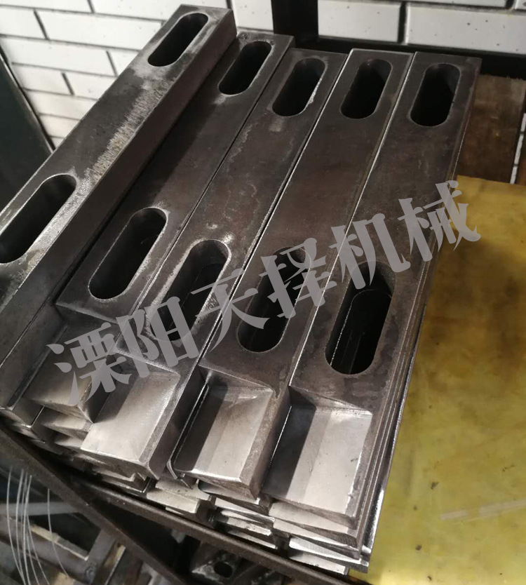 42饲料大小喂料刮刀 饲料机刮刀制粒机厂家配件厂家直销品质保证