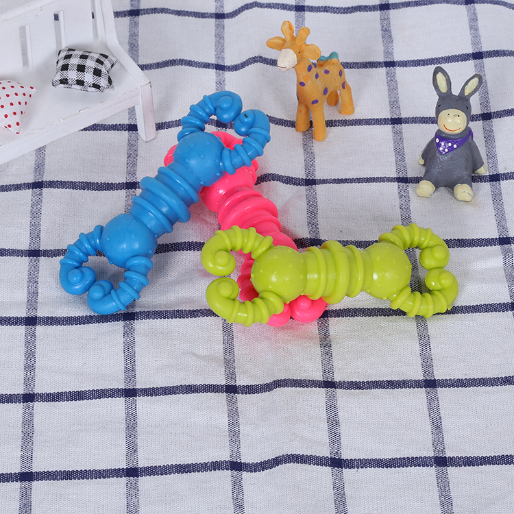 En stock perro y gato de juguete de hueso de camarón TPR resistente a mordeduras aliviar la congestión molar limpieza de los dientes de peluche juguete para mascotas suministro directo de fábrica