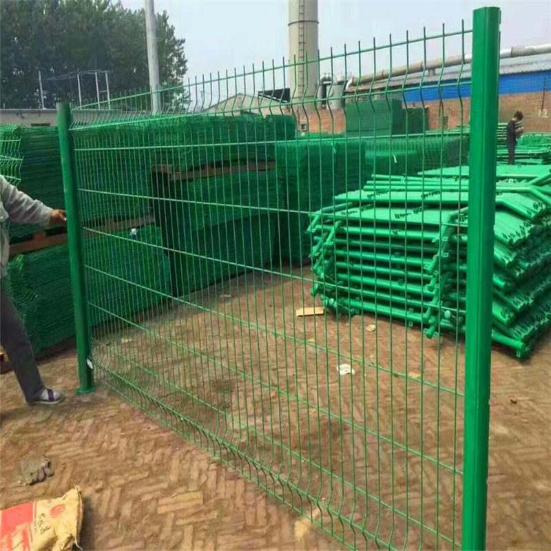 成都桃型柱护栏网 三角折弯护栏网 小区护栏网 成都学校护栏网