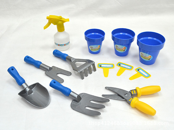 Children's shovel flower-shaped playing with sand