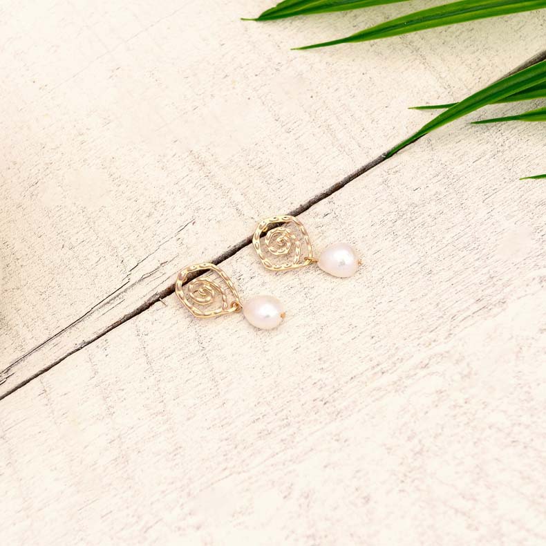 Korean Fashion Simple Pearl Earrings Retro Handmade Alloy Shell Earrings Geometric Irregular Earrings display picture 8