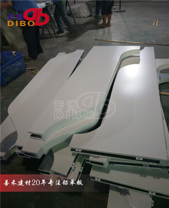 木纹铝方通弧形吊顶 铝板焊接弧形铝方通