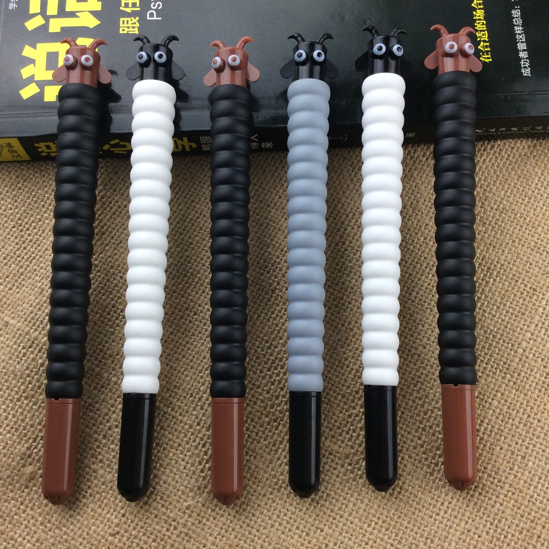 2018新款中性笔山羊造型塑料中性笔PVC软胶笔0.5全针管厂家直销
