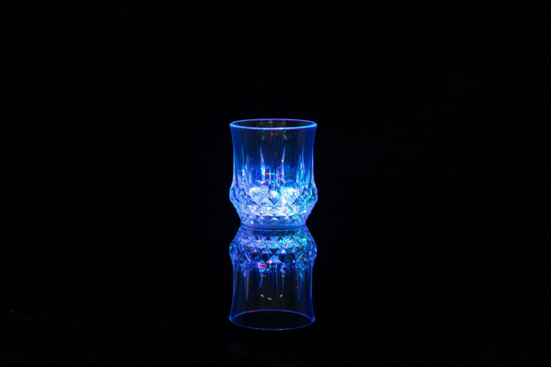 遇水发光杯闪光七彩八角杯发光啤酒杯子发光礼品 LED水感应发光杯-阿里巴巴