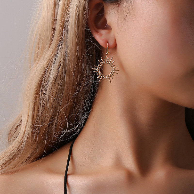 Grenz Überschreitende Exklusive Europäische Und Amerikanische Trend Zahnrad Ohrringe Ohrringe Weibliche Kreative Unregelmäßige Geometrische Ohrringe Sonnen Ohrringe Ohrringe display picture 1
