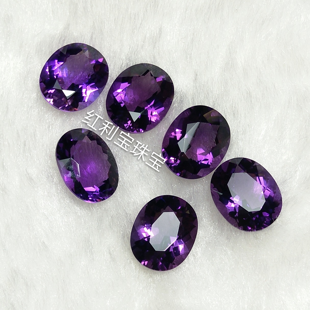 象征的最贵华丽的紫色水晶闪闪发亮