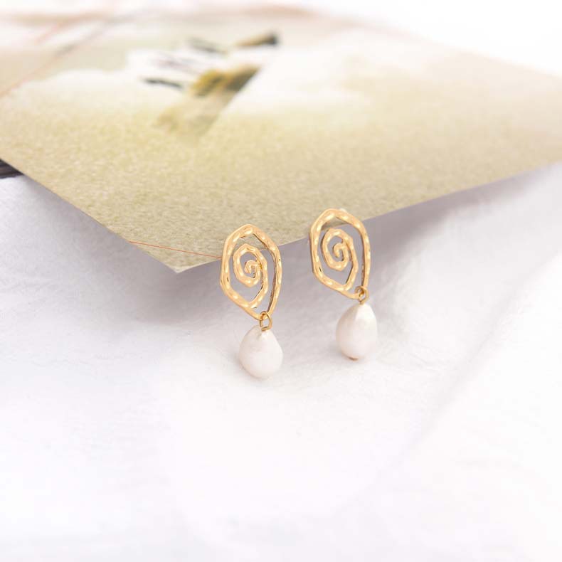 Korean Fashion Simple Pearl Earrings Retro Handmade Alloy Shell Earrings Geometric Irregular Earrings display picture 1