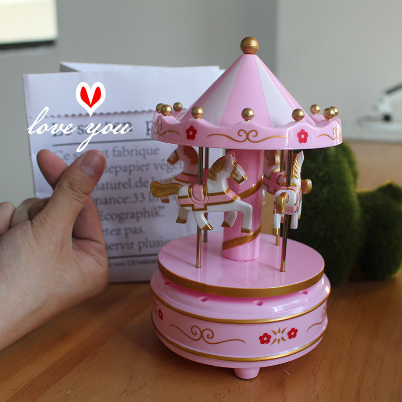 工厂直销生日蛋糕烘培旋转木马音乐盒 八音盒 旋转木马装饰摆件品