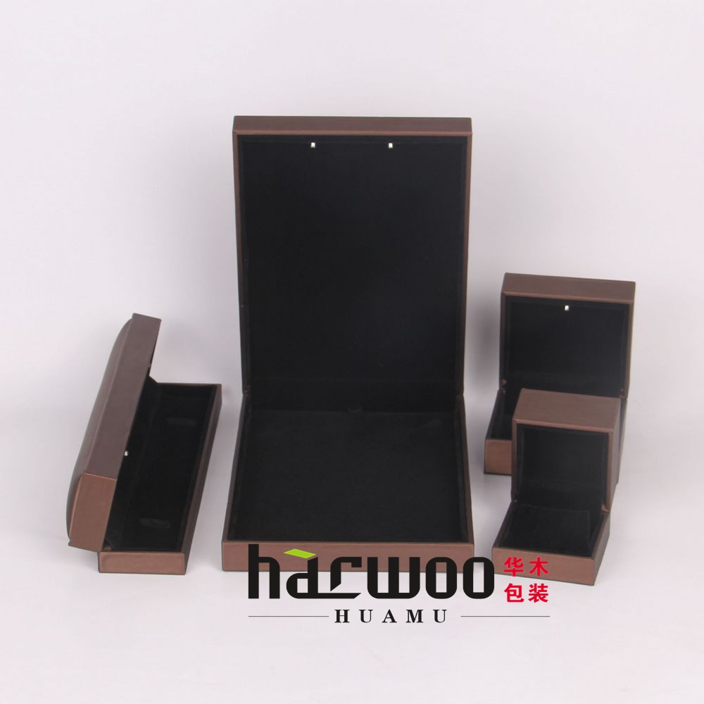 现货批发皮制LED求婚首饰盒饰品包装盒吊坠手镯戒指项链饰品盒