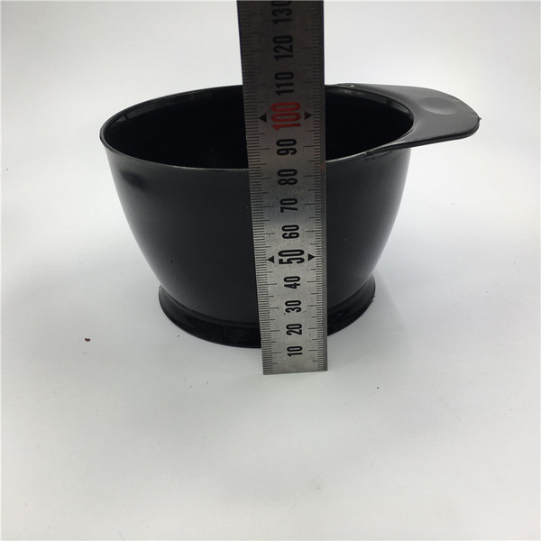 Manufacturers supply large hats and bowls of oily bowls for hair…