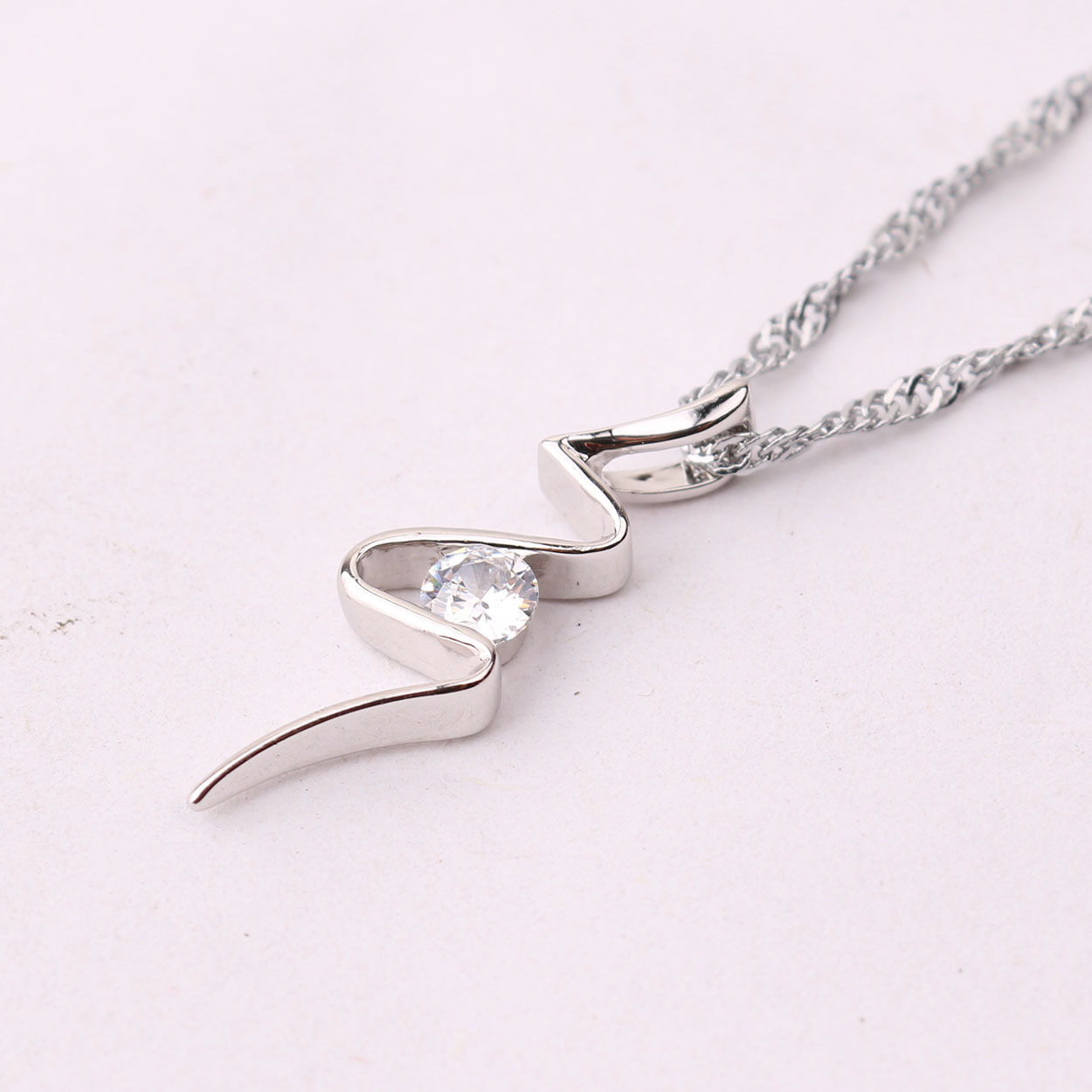 Korean version of fresh snake shaped lightning necklace with diamond inlay, fashionable versatile women's geometric_voghion.com