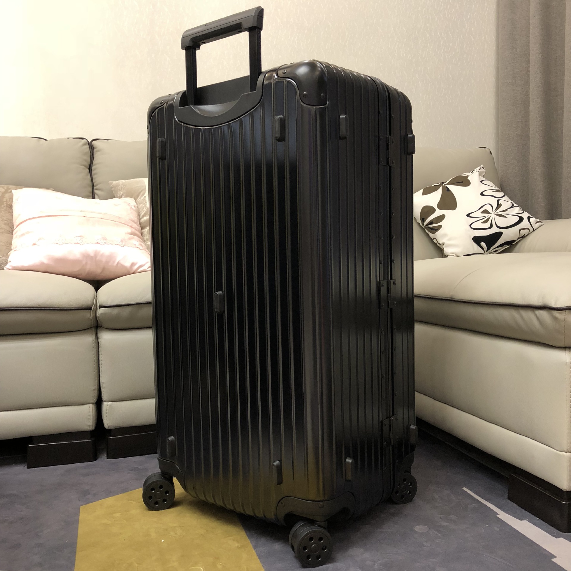 回家路上的行李箱高清图片下载-正版图片500797528-摄图网