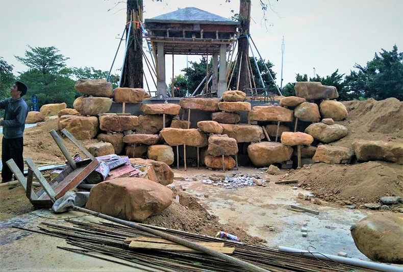 20高档黄蜡石驳岸效果