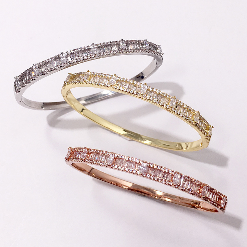 Fashionable glossy bracelet