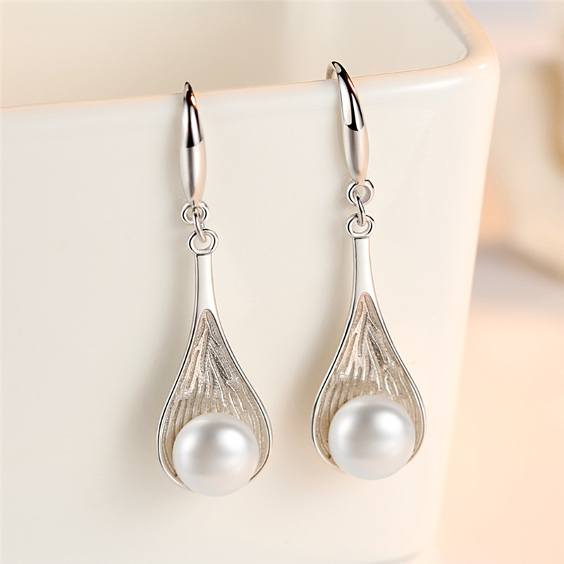 Fashionable elegant cute earrings pearl