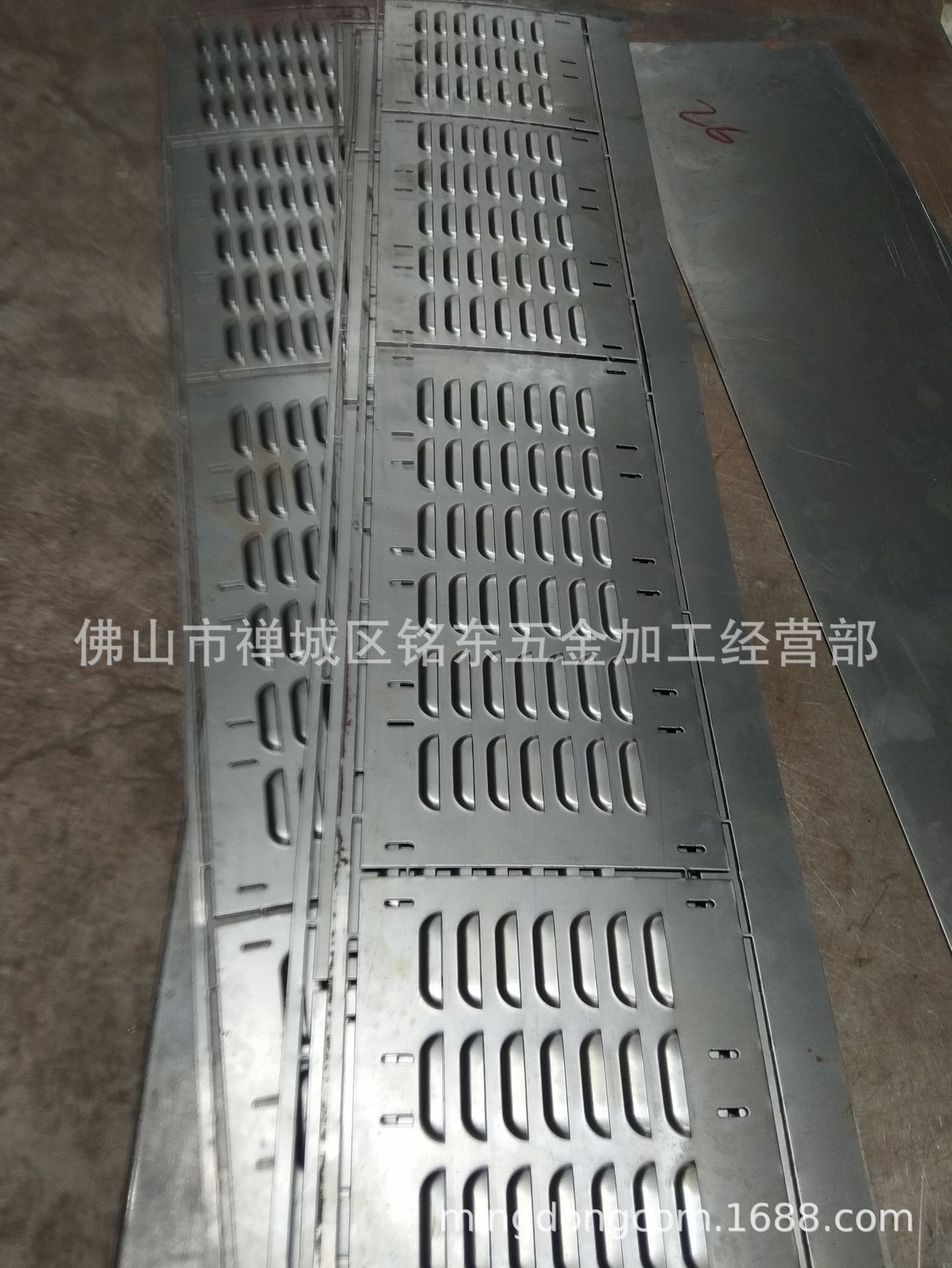 佛山钣金加工厂 钣金冲孔加工 冲密孔加工 冲百叶 散热孔加工定制