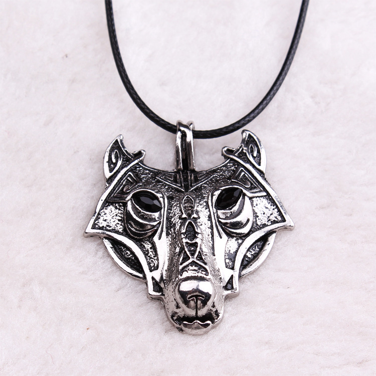 Collana con pendente testa di lupo uomo gioiello di tendenza_voghion.com