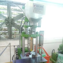 全新未用赞扬15T立式注塑机便宜处理