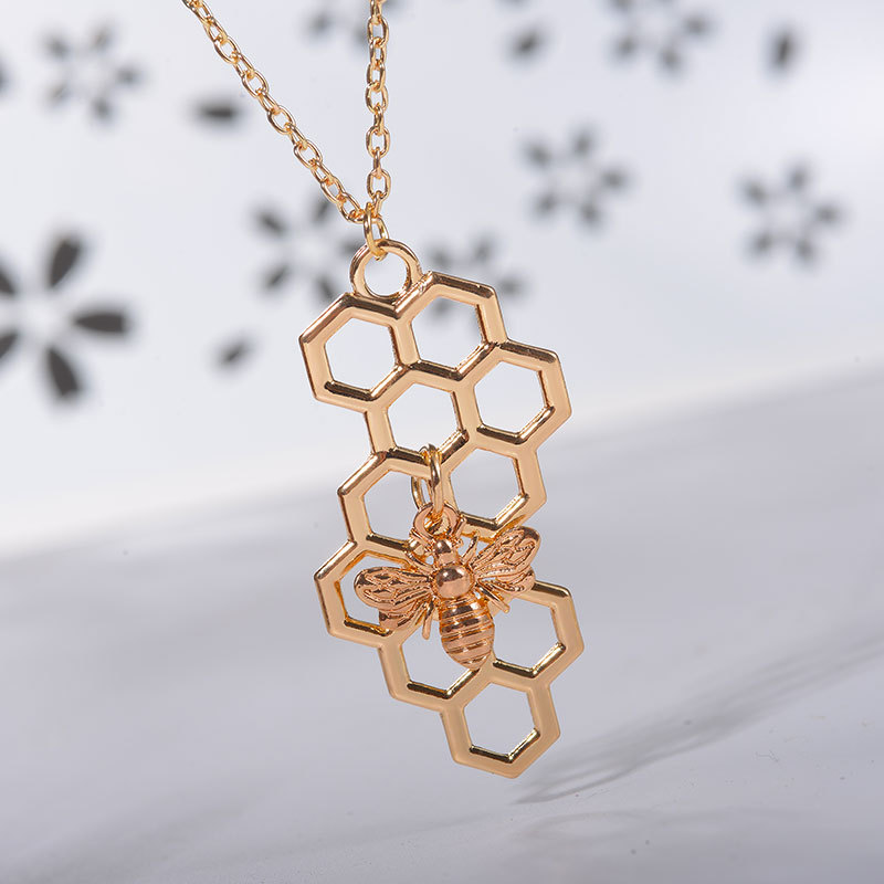 Necklace Fashion Simple Honeycomb Honeycomb Pendant Small Bee Insect Necklace Ladies Clavicle Chain Wholesale display picture 4