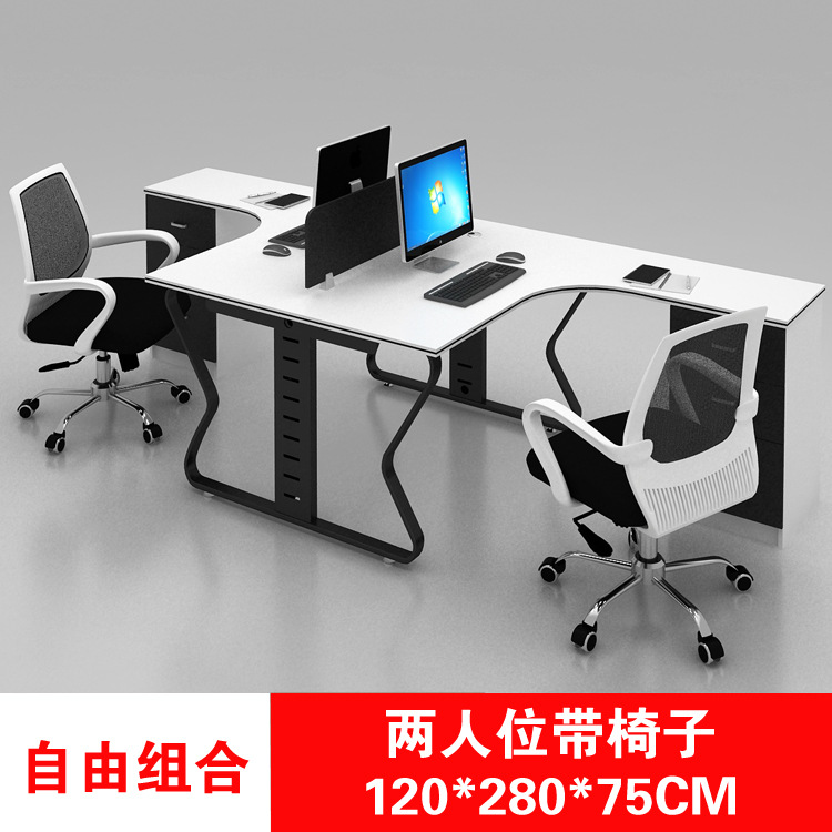 2 человека со стульями