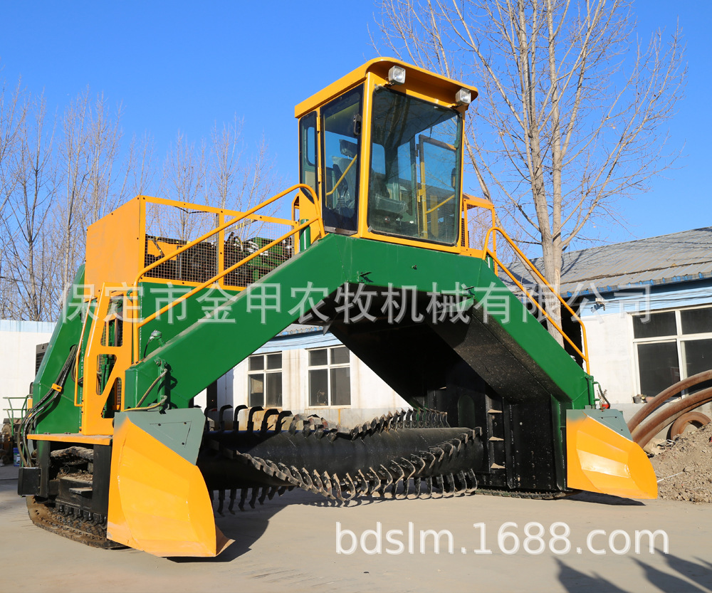 供应自动喷洒液体菌翻堆机