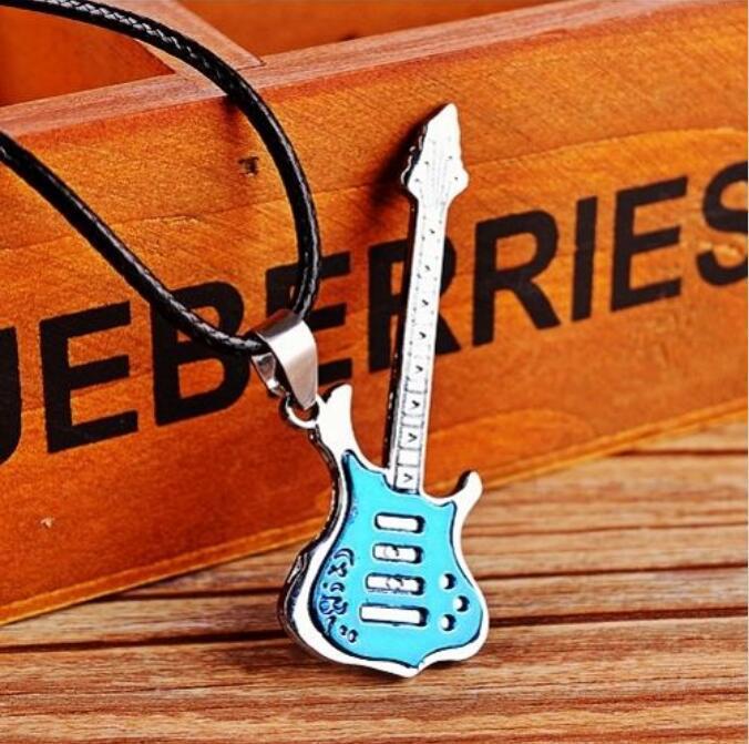 Collane di coppia di chitarre personalizzate alla moda giapponese coreana per uomini e donne, ciondoli per strumenti punk,_voghion.com