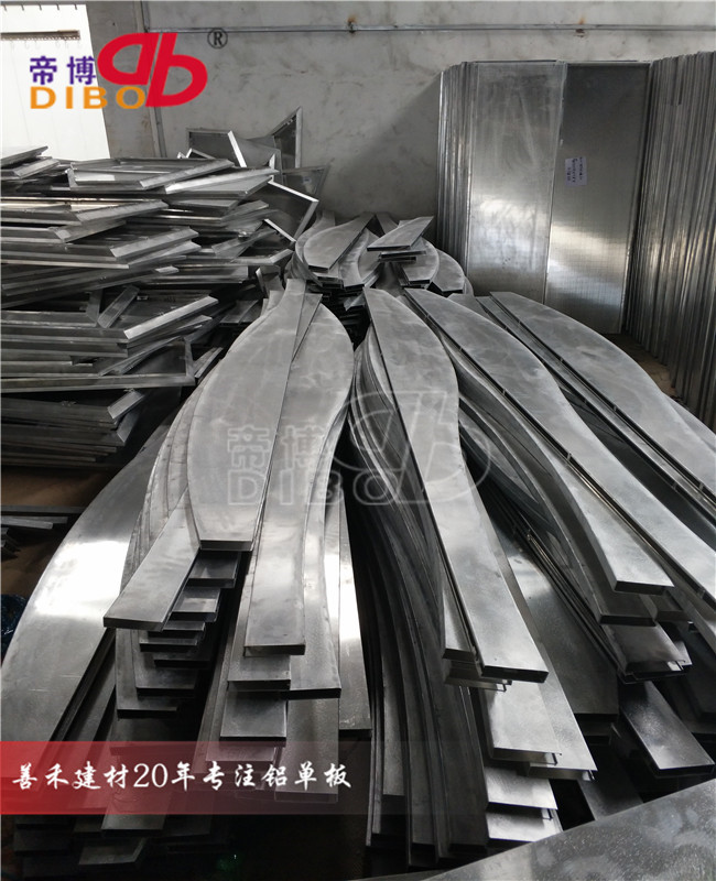 木纹铝方通弧形吊顶 铝板焊接弧形铝方通