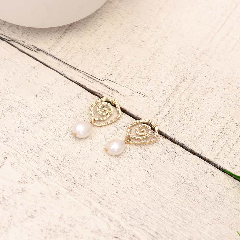 Korean Fashion Simple Pearl Earrings Retro Handmade Alloy Shell Earrings Geometric Irregular Earrings display picture 7