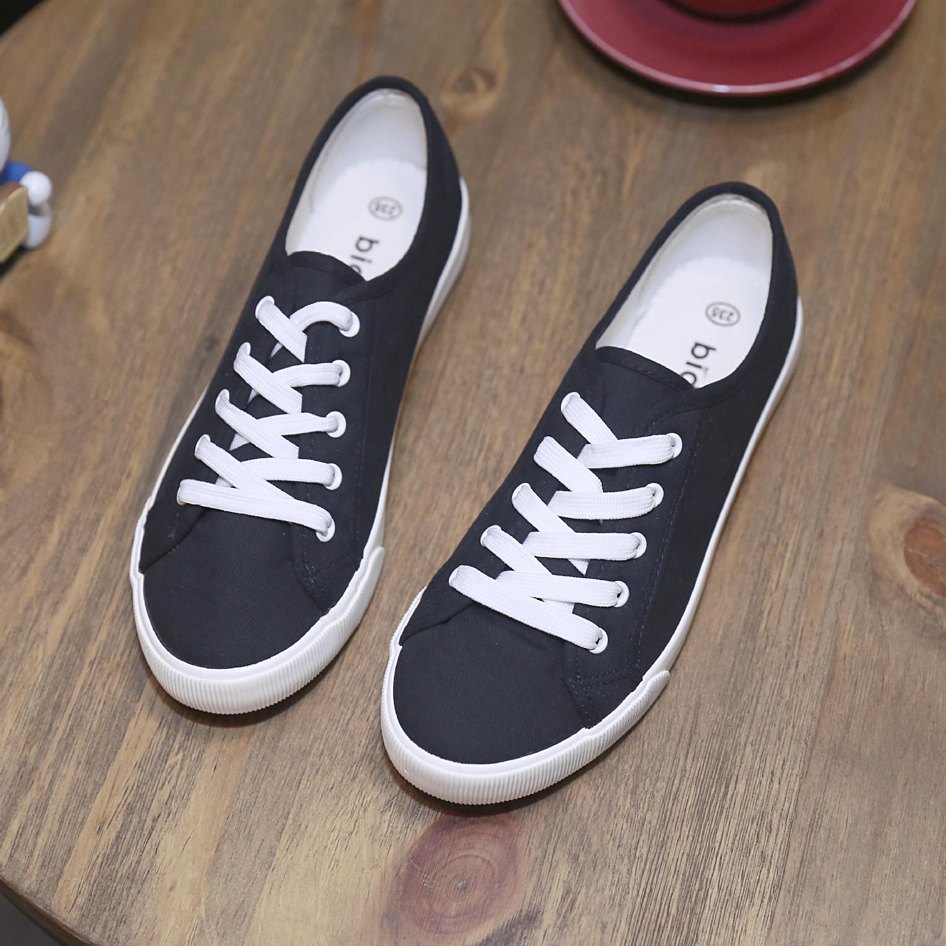 basic canvas shoes