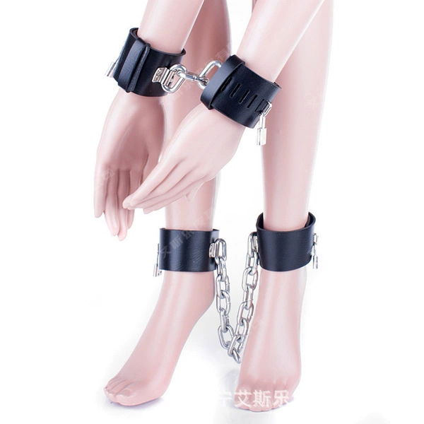 One set of hands and feet, no locks