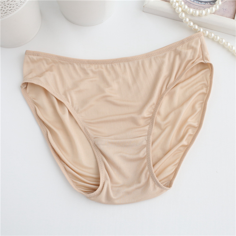 绢糸の女性の下着の薄いタイプの低い腰の三角の半ズボンはシルクの下着の快適な通気性の無痕の半ズボンを編みます。