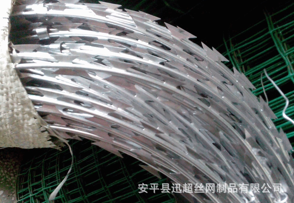 源头厂家现货销售刀片刺绳 防爬防盗蛇腹刺绳 不锈钢刀片刺网-阿里巴巴