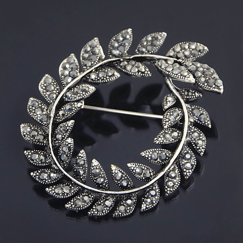 Olijftak broche met strass reversspeld voor kostuums_voghion.com