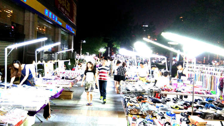 古城夜市“摆摊”招聘 赏灯找工作两不误