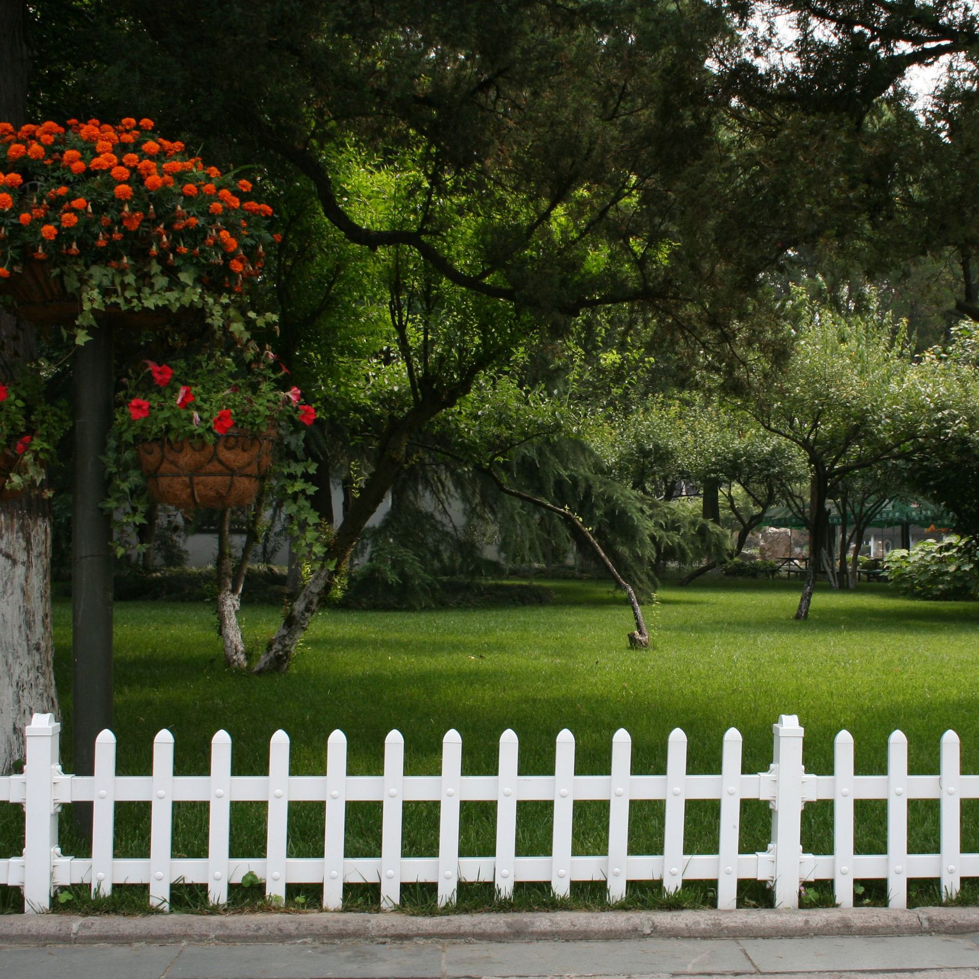 厂家供应PVC塑钢围墙栏杆草坪护栏别墅围栏道路隔离栏塑钢花箱