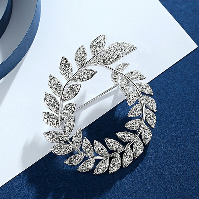 Olijftak broche met strass reversspeld voor kostuums_voghion.com