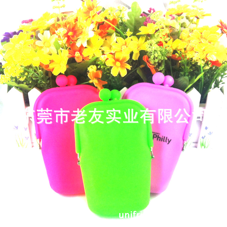 厂家现模具专业制做硅胶手机包易清洁流行相机包化妆包潮流元素