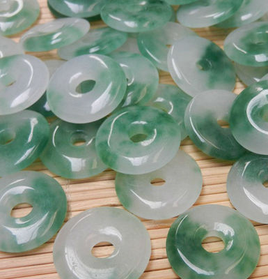 镇平玉龙坊厂家批发 石英岩玉飘花平安扣翡翠色平安扣 量大价优|ms