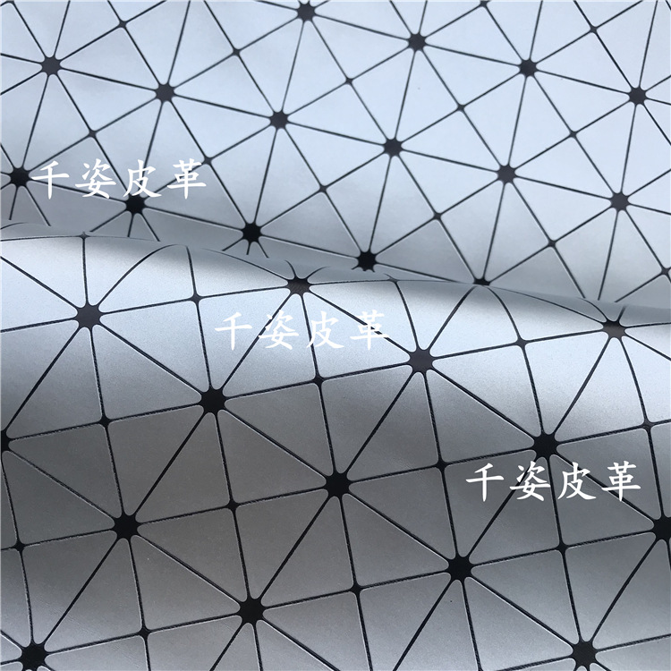 现货批发高档磨砂三宅银色格子一生PU仿皮皮革面料 包包鞋材服饰