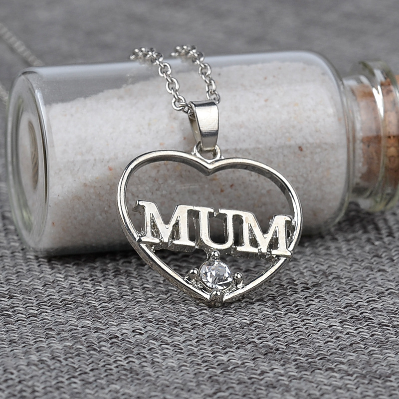 Neue Muttertagsgeschenke Für Mama Hollow Diamond Love-förmige Legierung Halskette Zubehör display picture 3