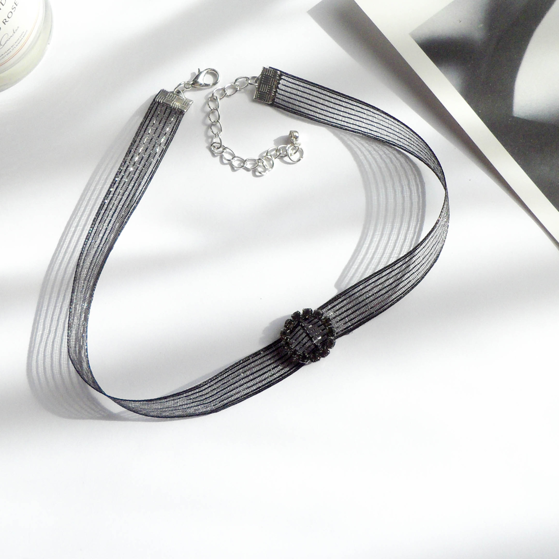 Colar choker elegante preto com diamantes cintilantes_voghion.com