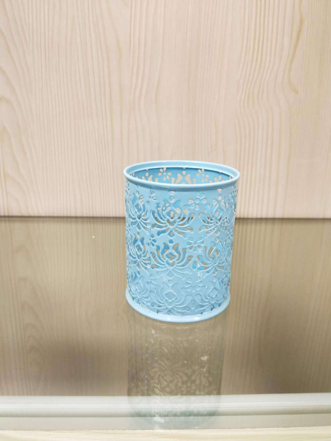 直口镂空浅蓝